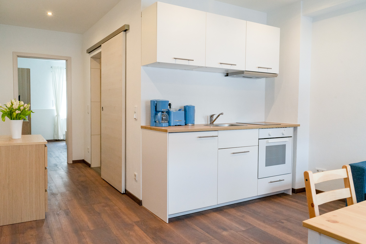 Moderne Einbauküche mit Spülmaschine & Backofen